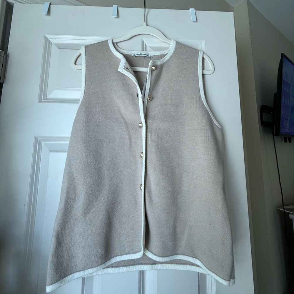 NWT Abercrombie sleeveless cardigan size large